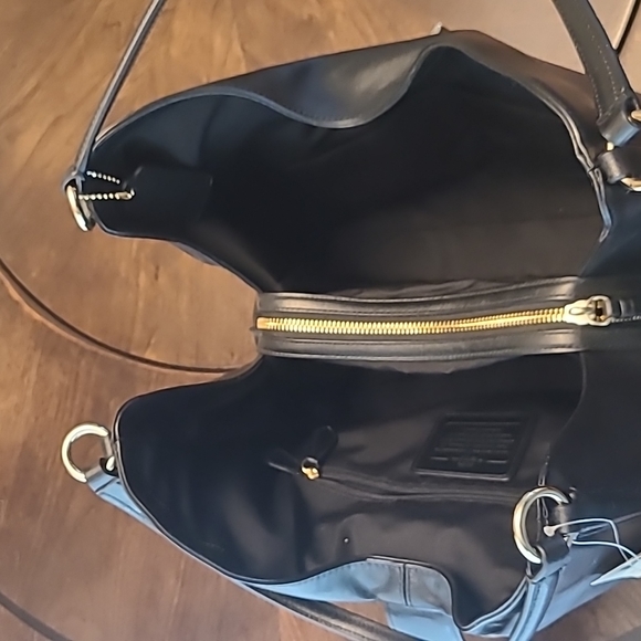 New Coach Carlyle Shoulder Bag in Black Smooth Leather - Picture 4 of 4